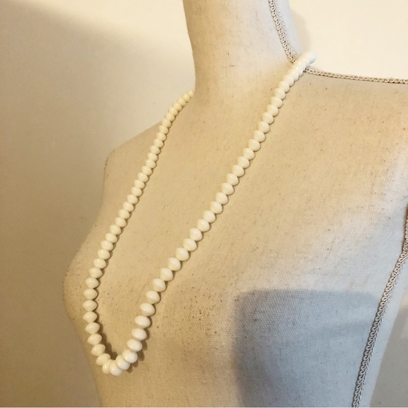 Vintage CROWN TRIFARI White Saucer Beaded Necklace, Mod Basic Long Designer Luci - Picture 3 of 14